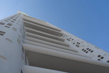 Gökyüzünün altında modern gökdelen