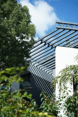 Bej duvarları ve demiryolu güneş ışığı gölgeleri olan modern doğu tarzı bir bina. Soyut mimari ön cephe tasarım kavramı