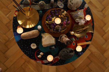 Akşam meditasyonu, mumlar, tütsü çubuğu, zen taşı piramidi. Rahatlama konsepti.