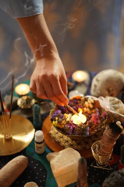 Akşam meditasyonu, mumlar, tütsü çubuğu, zen taşı piramidi. Rahatlama konsepti.