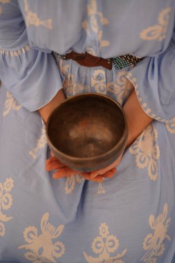 Tibet şarkı kasesi siyah ipek arka planda ses terapisinde, tıbbı değiştir