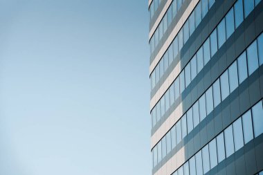 Mavi gökyüzü arkaplanı üzerine yeni bina mimarisi, modern gökyüzünün düşük açılı mimari dış görünümü,