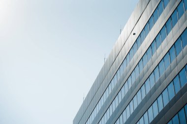 Mavi gökyüzü arkaplanı üzerine yeni bina mimarisi, modern gökyüzünün düşük açılı mimari dış görünümü,