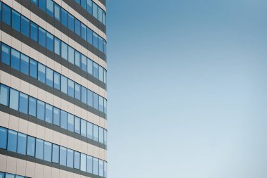 Mavi gökyüzü arkaplanı üzerine yeni bina mimarisi, modern gökyüzünün düşük açılı mimari dış görünümü,