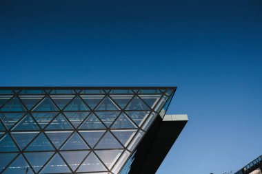 Cam cephe duvarının yeniden işlenmiş fotoğrafı. Diktörtgen geometrik desenli soyut modern mimari parçası. Yüksek teknoloji binasının yapısal cilalaması