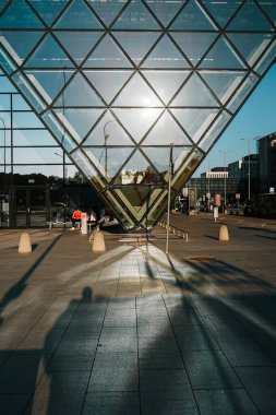 BALICE, POLAND - 15 Eylül 2023: John Paul II Krakow Balice Uluslararası Havalimanı, Polonya 'nın en yoğun havaalanlarından biri. Krakow yolcu terminalinin modern cam cephesi, Krakow yakınlarında..