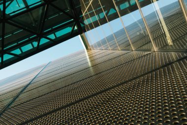 Mavi gökyüzü ile modern iş binasının cam yüzeyi