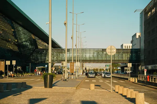 BALICE, POLAND - 15 Eylül 2023: John Paul II Krakow Balice Uluslararası Havalimanı, Polonya 'nın en yoğun havaalanlarından biri. Krakow yolcu terminalinin modern cam cephesi, Krakow yakınlarında..