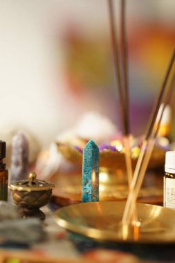 Gemstone kristalleri, ruhsal ve bütünsel terapi için yanan palo Santo ahşap çubuğu ile ayarlanmış. Enerji iyileştirme mineralleri ruhsal pratiğe hazır. Mücevher taşlarıyla arındırma ritüeli kristal.