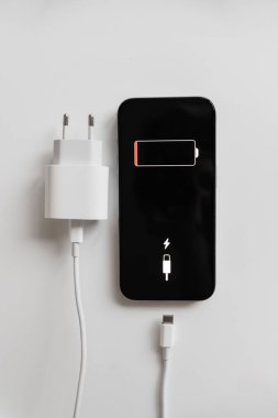 akıllı telefon pil düşük beyaz arkaplan gösterir