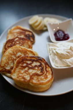 Vişne reçeli damlayan bir tabak krep. Krep günü.