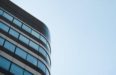 Mavi gökyüzü arkaplanı üzerine yeni bina mimarisi, modern gökyüzünün düşük açılı mimari dış görünümü,