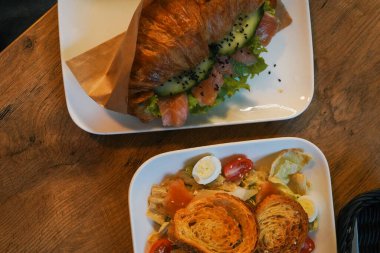 Kruvasan ile peynir, somon ve yeşil salata tuzlu. Aşk