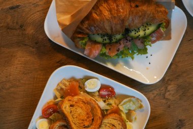 Kruvasan ile peynir, somon ve yeşil salata tuzlu. Aşk