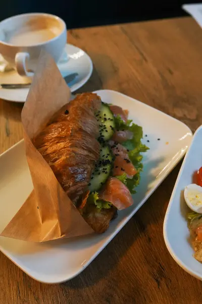 Kruvasan ile peynir, somon ve yeşil salata tuzlu. Aşk