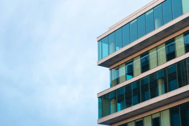 Mavi gökyüzü arkaplanı üzerine yeni bina mimarisi, modern gökyüzünün düşük açılı mimari dış görünümü,
