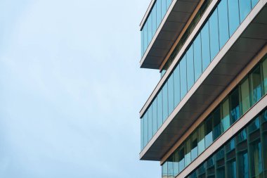 Mavi gökyüzü arkaplanı üzerine yeni bina mimarisi, modern gökyüzünün düşük açılı mimari dış görünümü,