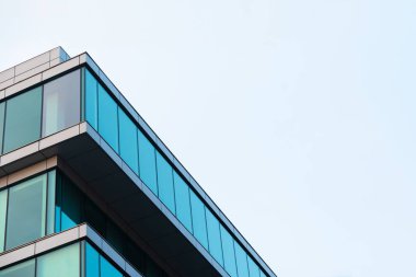 Mavi gökyüzü arkaplanı üzerine yeni bina mimarisi, modern gökyüzünün düşük açılı mimari dış görünümü,