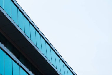 Mavi gökyüzü arkaplanı üzerine yeni bina mimarisi, modern gökyüzünün düşük açılı mimari dış görünümü,