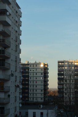 Krakow şehrinin güzel günbatımında, Polonya 'nın yatakhanesi. Pencerede güneş ışınları