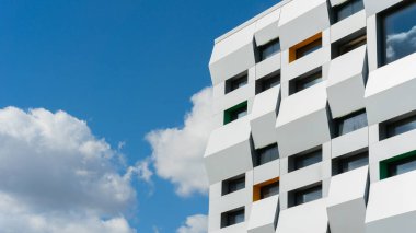 Mavi gökyüzü arkaplanı üzerine yeni bina mimarisi, modern gökyüzünün düşük açılı mimari dış görünümü,