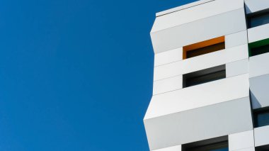 Mavi gökyüzü arkaplanı üzerine yeni bina mimarisi, modern gökyüzünün düşük açılı mimari dış görünümü,