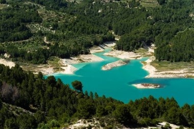 Turkuaz su, Guadalest, Alicante ilindeki Kale 'den orman manzarası. Seyahat, doğa ve açık hava macera kavramları için..
