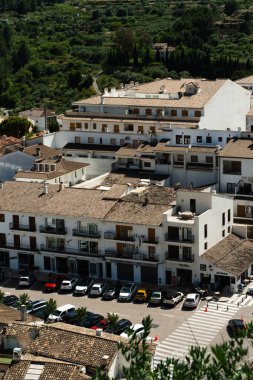 15 Mayıs 2025, İspanya, Guadalest, şehir mimari sahnesi konut binalarını gösteriyor. Görüntü Akdeniz kasabaları, gayrimenkul veya seyahat noktaları için uygundur.