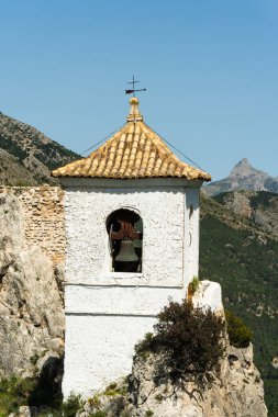 Tarihi çan kulesi kayalık dağda duruyor. Yapı, kırsal bölgelerde dini veya kültürel amaçlar için kullanılır..