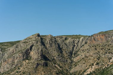 Kayalık arazili doğal dağ manzarası. Doğa, seyahat veya jeolojiyle ilgili içerik ve arkaplanlar için uygun görüntü.