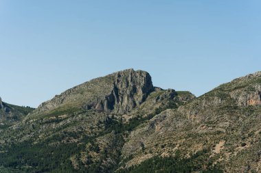 Kayalık arazili doğal dağ manzarası. Doğa, seyahat veya jeolojiyle ilgili içerik ve arkaplanlar için uygun görüntü.