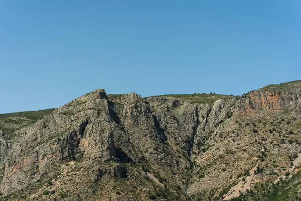 Kayalık arazili doğal dağ manzarası. Doğa, seyahat veya jeolojiyle ilgili içerik ve arkaplanlar için uygun görüntü.