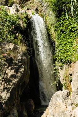 Doğal şelale sahnesi Fonts de lAlgar, Costa Blanca, İspanya. Doğa, seyahat ya da çevresel temalar için açık hava manzarası.