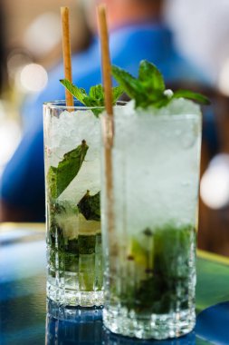 Naneli, limonlu, buzlu ve samanlı mojito. Yaz içeceklerini, kokteyl tariflerini veya bar menülerini resmetmeye uygundur..