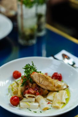 Izgara tavuklu taze makarna. Restoran menüsü, yemek blogu ya da aşçılık web sitesi illüstrasyonu için uygundur.