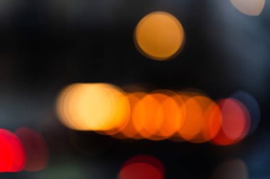 Yumuşak Turuncu ve Kırmızı Bokeh arkaplan resmi. Soyut tasarım, yaratıcı projeler veya dijital sanat bağlamları için kullanışlı.