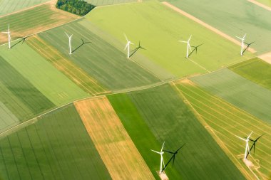 Çiftlik arazisindeki rüzgar türbinlerinin hava görüntüsü. Sürdürülebilirlik ve temiz güç konuları için.