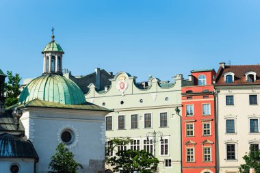 Krakow, Polonya 'daki Rynek Meydanı' ndaki renkli tarihi mimari binalar. Seyahat, turizm veya Avrupa şehir manzarası içeriği.