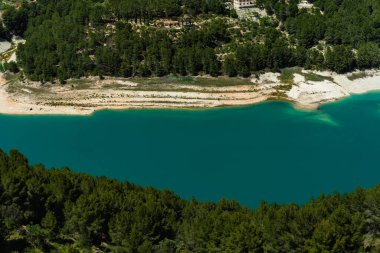 Mavi göl ve sık orman. Doğa, seyahat ve çevre konuları için kullanışlı.