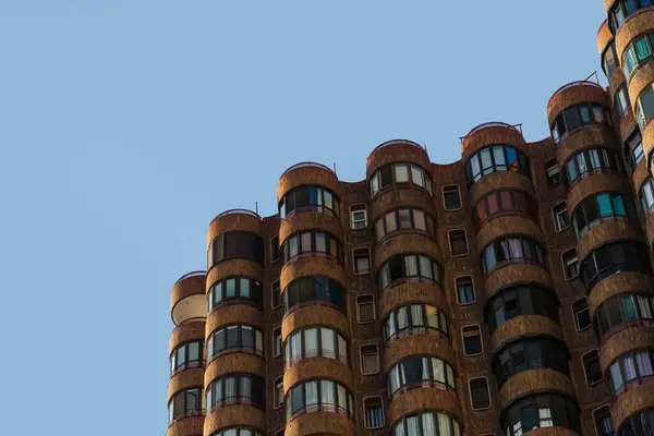 Benidorm, İspanya 'da kavisli balkonları olan modern yerleşim yerleri. Emlak, konut veya şehir planlama için kentsel mimari imajı.
