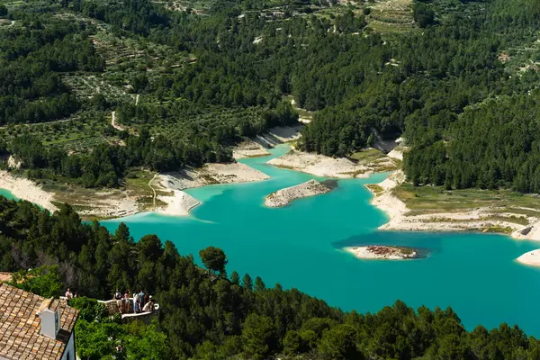 Seyahat ya da doğa konsepti için canlı göl manzarası. Turizm, çevre ve coğrafya konuları için uygun havadan dağ suyu manzarası.