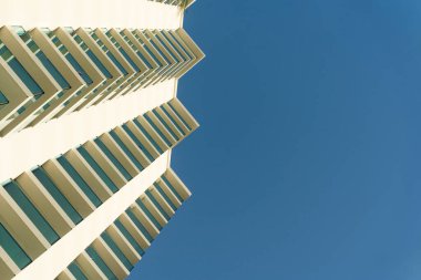 Gökyüzü açık, geometrik bina cephesi. Mimari, gayrimenkul veya kentsel tasarım sunumları ve özgeçmişi için kullanışlı. Metin için alanı kopyala.