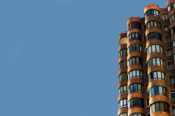 Benidorm, İspanya 'da kıvrımlı balkonlu bir şehir binası. Mimari, gayrimenkul ya da şehir tasarımı projeleri için. Metin için alanı kopyala.