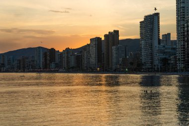 Benidorm, İspanya 'da gün batımında şehir silueti. Seyahat, turizm veya şehir planlama ve sunumlar için.