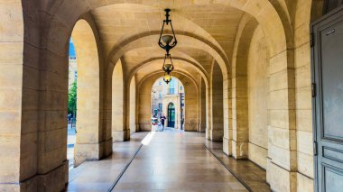 Zarif taş kemer yolu koridoru mimari geçiş sağlar. Bu resim şehir tasarımı, mimari, seyahat veya şehir manzarası içeriği veya seyahatleri için uygundur..