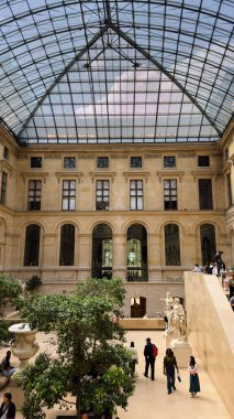 15 Mayıs 2025, PARIS, FRANCE: cam tavanlı geniş Louvre Müze Apartmanı. Mimari, seyahat ya da kültürel miras konularını resmetmek için.