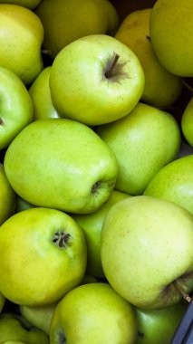 Sağlıklı beslenme için gevrek yeşil elmalar. Gıda, beslenme veya bakkalla ilgili içerik için.