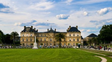15 Mayıs 2025, PARIS, FRANCE: lüks Luxemburg Sarayı, bina büyük bir bahçede duruyor. Seyahat, mimari veya turizm bağlamına uygun görüntü.