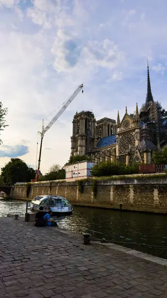 15 Mayıs 2025 Paris, Fransa: Tarihi katedral Notre-Dame de Paris restorasyon projesi. Görüntü, mimari amaçlar için Paris 'in ünlü tarihi yapısını ve iskelesini gösteriyor..