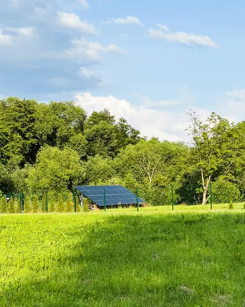 Açık alanda modern güneş paneli yapısı. Görüntü yenilenebilir enerji, sürdürülebilirlik ve çevre teknolojisi konuları için uygundur.